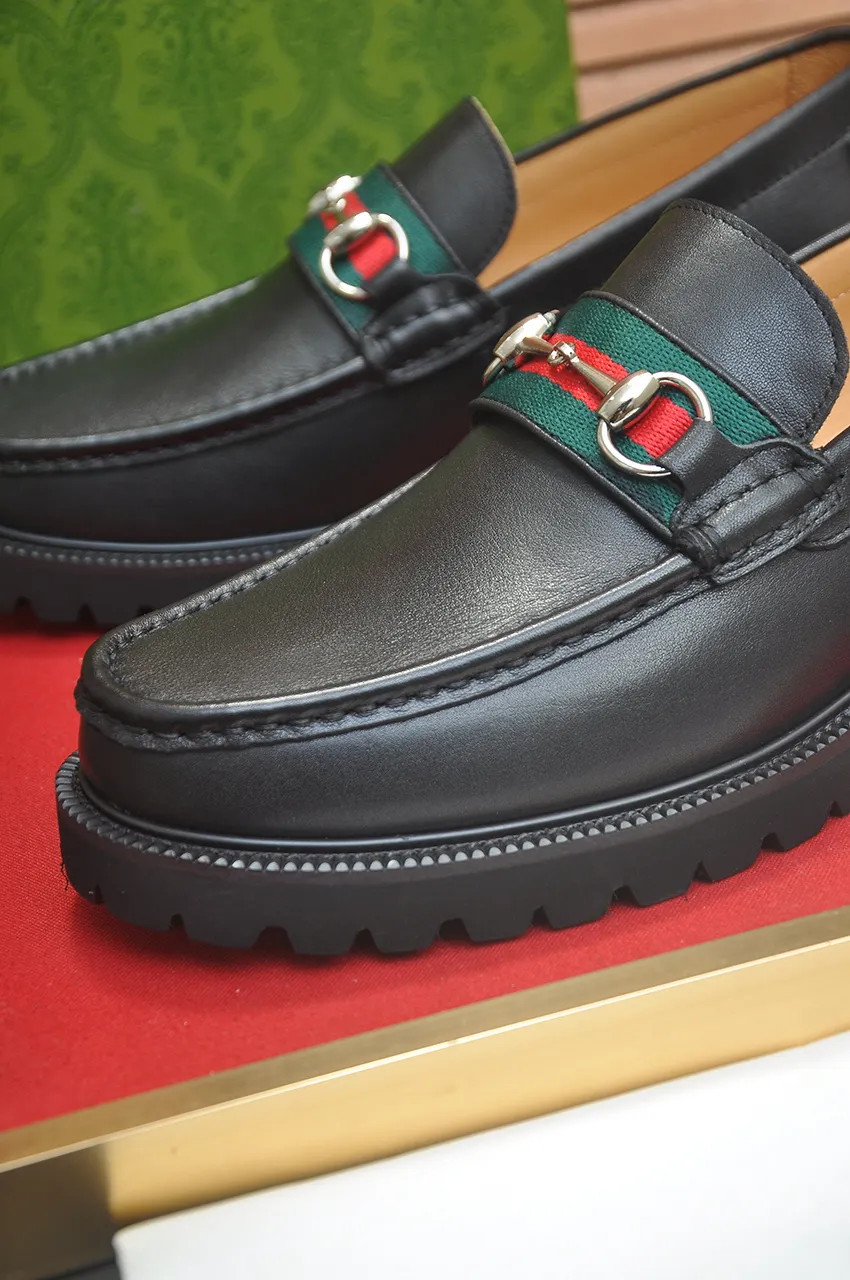 Men's shoes💰560💶Italy's top luxury men's shoe giant (GUCCI) (Gucci) (full cowhide lining) new arrival🍃Original European style🔰 Pleasant to the eye😍In order to make the shoes more durable and non-deformable🌀The production continues to follow traditional methods but there is still no lack of innovation💪Choose original sheepskin for the leather♻️ Smooth and natural And extra bright ⭐Made of imported cowhide, the first choice of rich people 38-45 (45 customized)